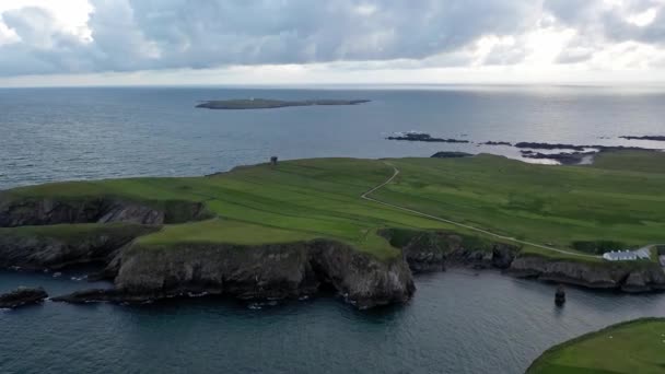 Volando hacia la isla Rathlin OBirne en el Condado de Donegal, Irleand — Vídeo de stock