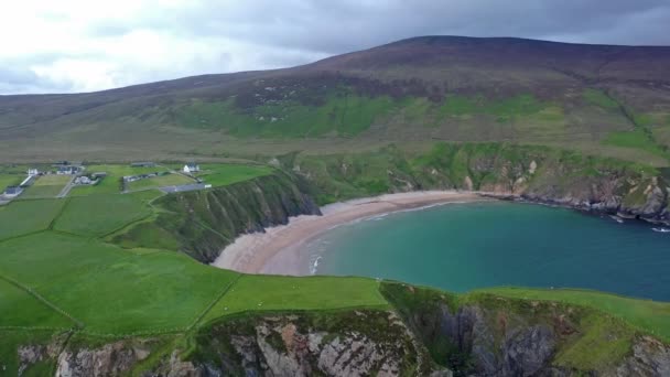 Vista aérea da pequena aldeia de Gaeltacht Mailin Beg ao sul de Glencolumbkille no Condado de Donegal - Irlanda — Vídeo de Stock