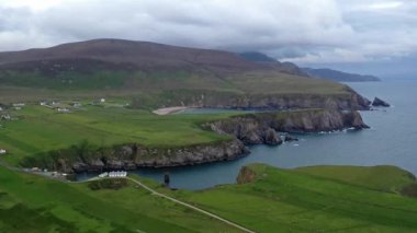 County Donegal Glencolumbkille güneyinde küçük Gaeltacht köyü Mailin Beg havadan görünümü - İrlanda