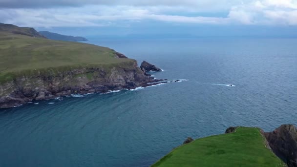 Vista aérea de la pequeña aldea Gaeltacht Mailin Beg al sur de Glencolumbkille en el Condado de Donegal - Irlanda — Vídeo de stock