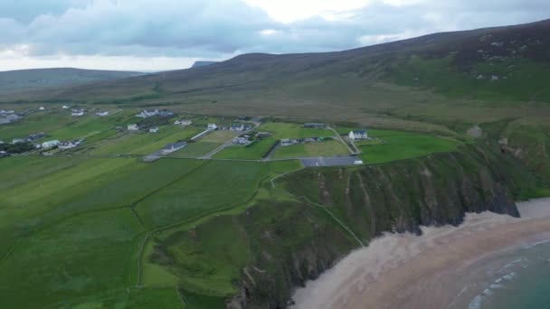 Vista aérea da pequena aldeia de Gaeltacht Mailin Beg ao sul de Glencolumbkille no Condado de Donegal - Irlanda — Vídeo de Stock