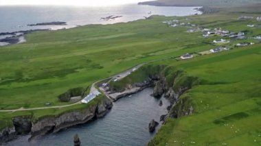 County Donegal Glencolumbkille güneyinde küçük Gaeltacht köyü Mailin Beg havadan görünümü - İrlanda