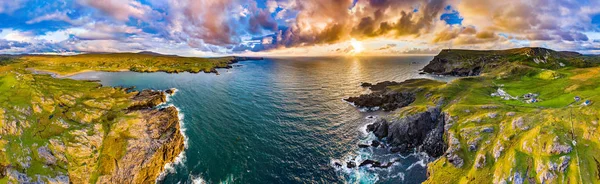 Flygbild över de dramatiska havsklipporna i Glencolumbkille i grevskapet Donegal, Irland — Stockfoto