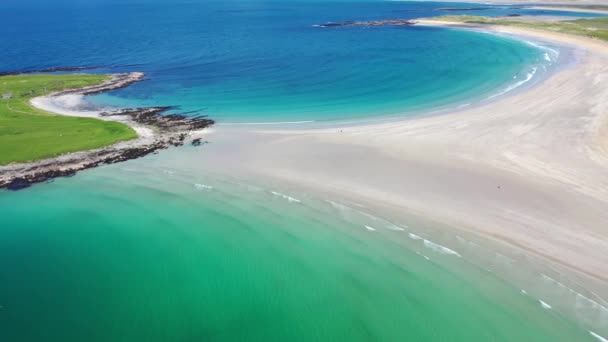 Vue aérienne de la plage primée de Narin Beach par Portnoo dans le comté de Donegal, en Irlande, est l'une des plus belles plages du monde — Video