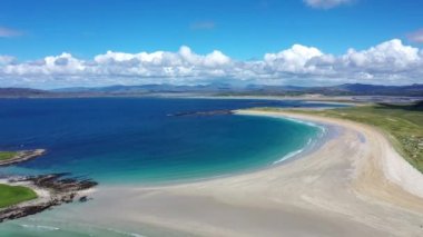 County Donegal, İrlanda Portnoo tarafından ödüllü Narin Plajı havadan görünümü, dünyanın en iyi plajlarından biridir