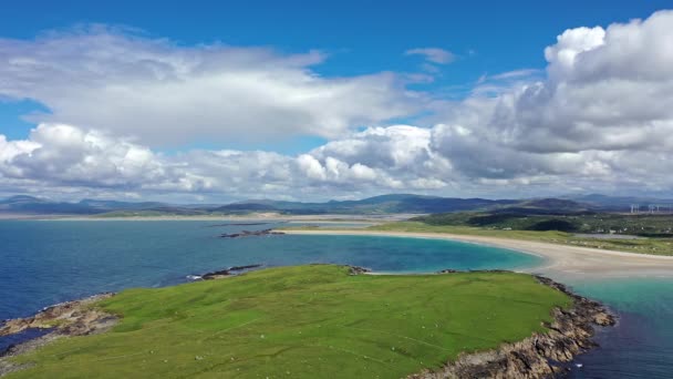 County Donegal, İrlanda Portnoo tarafından ödüllü Narin Plajı havadan görünümü, dünyanın en iyi plajlarından biridir — Stok video