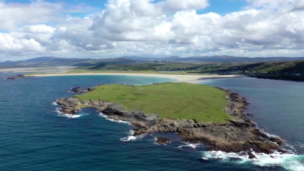 Вид с воздуха на пляж Нарин от Портну и остров Инишкил в графстве Донегал, Ирландия — стоковое видео