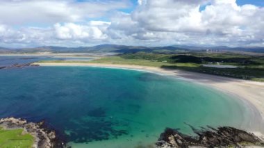 Donegal, İrlanda 'da bulunan Portnoo ve Inishkeel Adası tarafından ödüllendirilen Narin Sahili' nin hava görüntüsü.