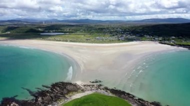 Donegal, İrlanda 'da bulunan Portnoo ve Inishkeel Adası tarafından ödüllendirilen Narin Sahili' nin hava görüntüsü.