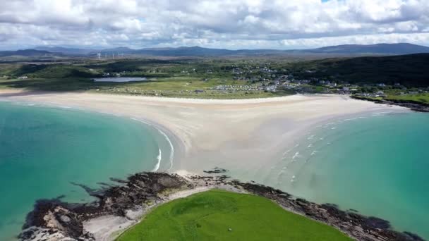 Flygfoto över den tilldelade Narin Beach av Portnoo och Inishkeel Island i grevskapet Donegal, Irland — Stockvideo