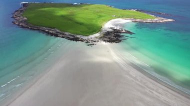 Donegal, İrlanda 'da bulunan Portnoo ve Inishkeel Adası tarafından ödüllendirilen Narin Sahili' nin hava görüntüsü.