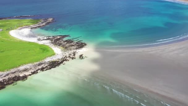 Vista aérea de la premiada Narin Beach por Portnoo e Inishkeel Island en el Condado de Donegal, Irlanda — Vídeos de Stock