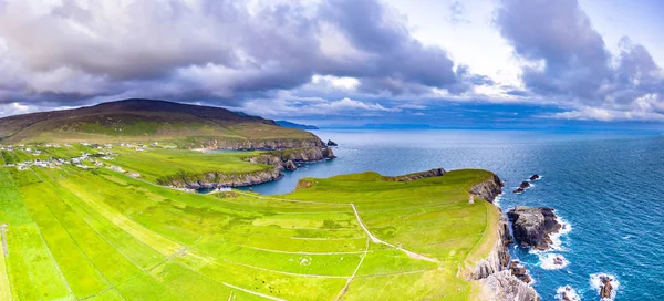 Légi kilátás a gyönyörű tengerparton Malin Beg megyében Donegal, Írország — Stock Fotó