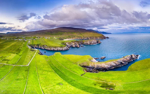 Flygfoto över den vackra kusten vid Malin Beg i grevskapet Donegal, Irland — Stockfoto