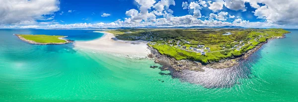 Luchtfoto van het bekroonde Narin Beach door Portnoo en Inishkeel Island in county Donegal, Ierland — Stockfoto