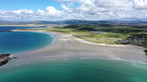 アイルランドのドニゴール州のポルトノ島とインシケール島による受賞歴のあるナリンビーチの空中写真 — ストック動画