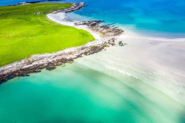 Donegal, İrlanda 'da bulunan Portnoo ve Inishkeel Adası tarafından ödüllendirilen Narin Sahili' nin hava görüntüsü.