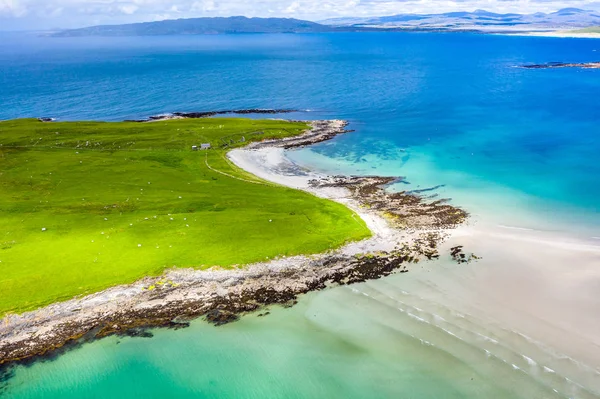 Vista aérea da premiada Narin Beach por Portnoo e Inishkeel Island no Condado de Donegal, Irlanda — Fotografia de Stock