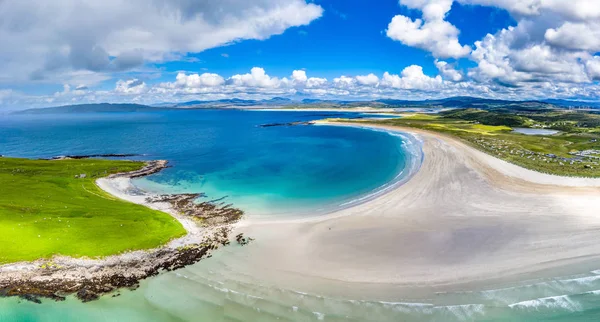 アイルランドのドニゴール州のポルトノ島とインシケール島による受賞歴のあるナリンビーチの空中写真 — ストック写真