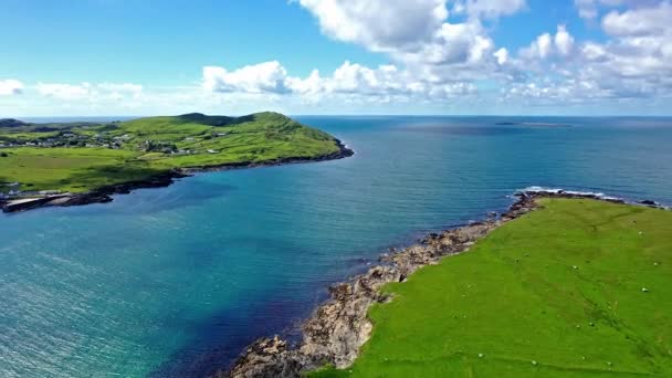 Vista aérea de Portnoo en el Condado de Donegal, Irlanda — Vídeo de stock