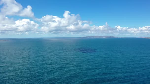 Volando desde Portnoo a Aran Island, Arranmore, Condado de Donegal - Irlanda — Vídeo de stock