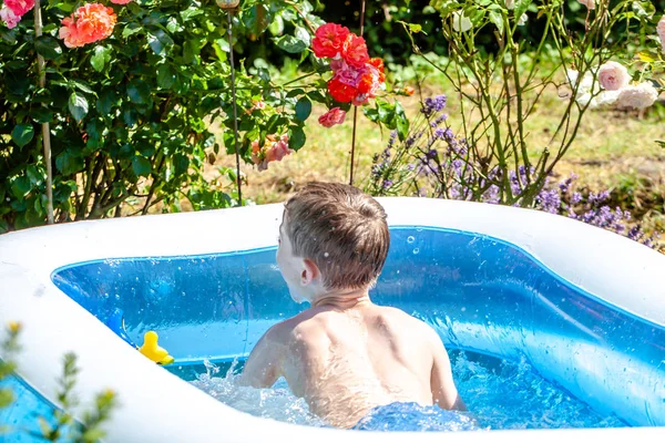 Ung pojke drunkna i poolen på sommaren — Stockfoto