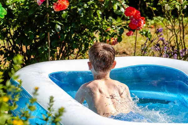 Ung pojke drunkna i poolen på sommaren — Stockfoto