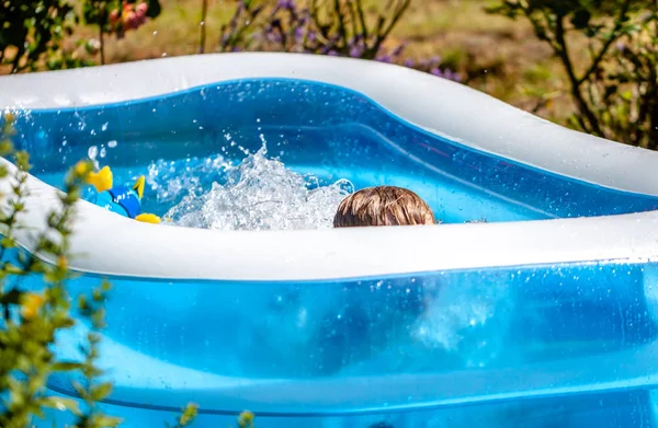 Ung pojke drunkna i poolen på sommaren — Stockfoto