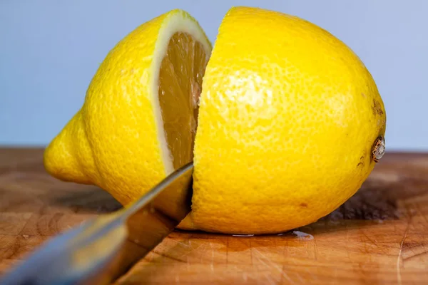 칼 절단 레몬 과일의 수평 샷 — 스톡 사진