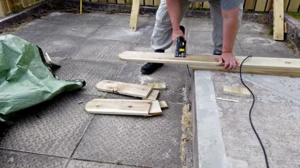 Trabajador corta barras de madera usando una sierra circular — Vídeo de stock