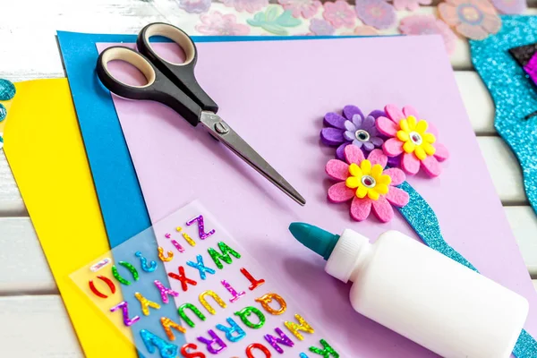 Fazendo artesanato de papel para cone de doces primeiro dia de escola — Fotografia de Stock