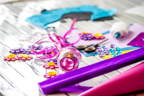 Fazendo artesanato de papel para cone de doces primeiro dia de escola — Fotografia de Stock