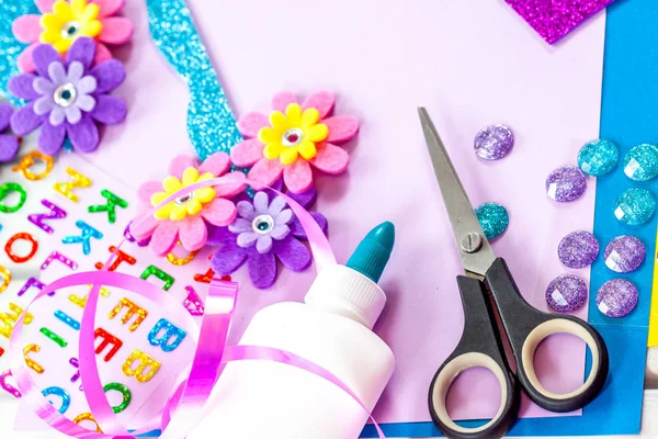 Fabricación de manualidades de papel para cono de caramelo primer día de escuela —  Fotos de Stock