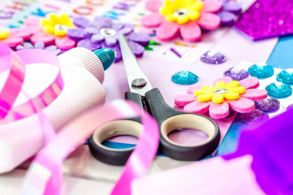 Fazendo artesanato de papel para cone de doces primeiro dia de escola — Fotografia de Stock