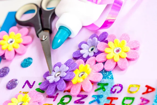 Fabricación de manualidades de papel para cono de caramelo primer día de escuela — Foto de Stock