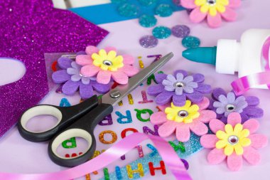 Okul şeker koni ilk gün için kağıt el sanatları yapma