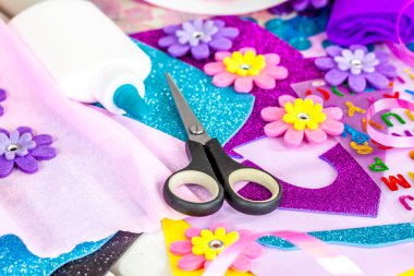 Okul şeker koni ilk gün için kağıt el sanatları yapma