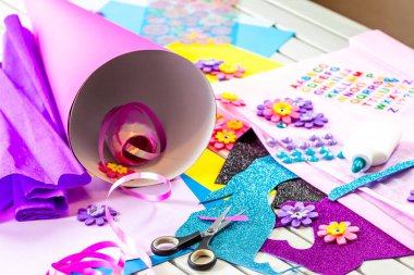 Okul şeker koni ilk gün için kağıt el sanatları yapma