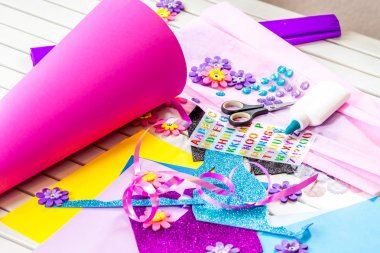 Okul şeker koni ilk gün için kağıt el sanatları yapma