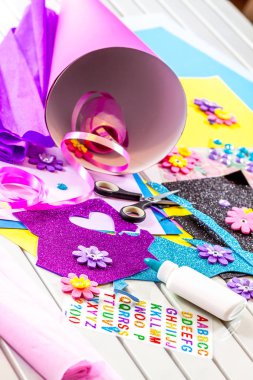 Okul şeker koni ilk gün için kağıt el sanatları yapma