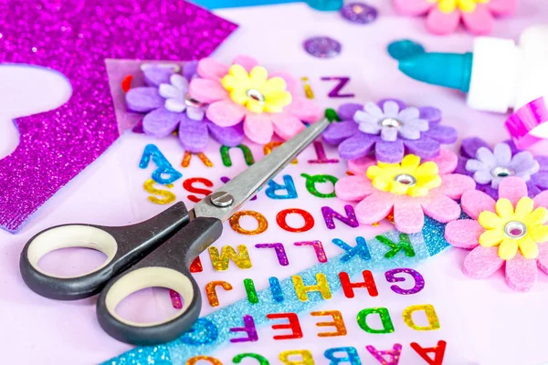 Fabricación de manualidades de papel para cono de caramelo primer día de escuela — Foto de Stock