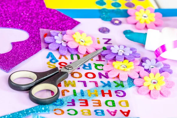 Fazendo artesanato de papel para cone de doces primeiro dia de escola — Fotografia de Stock