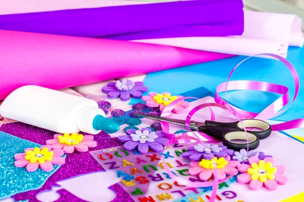 Fazendo artesanato de papel para cone de doces primeiro dia de escola — Fotografia de Stock