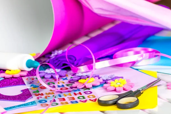 Fazendo artesanato de papel para cone de doces primeiro dia de escola — Fotografia de Stock