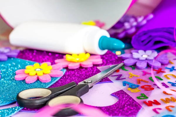 Fabricación de manualidades de papel para cono de caramelo primer día de escuela — Foto de Stock