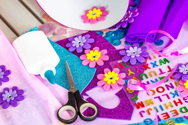 Fazendo artesanato de papel para cone de doces primeiro dia de escola — Fotografia de Stock