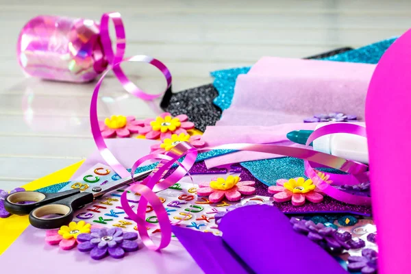 Fazendo artesanato de papel para cone de doces primeiro dia de escola — Fotografia de Stock