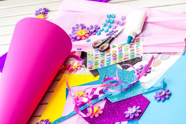 Fazendo artesanato de papel para cone de doces primeiro dia de escola — Fotografia de Stock