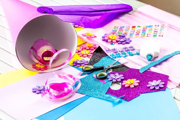 Göra pappers hantverk för Candy Cone första dagen i skolan — Stockfoto