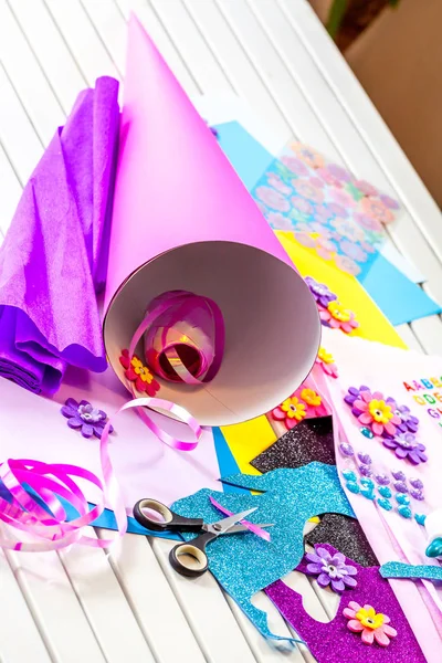 Fazendo artesanato de papel para cone de doces primeiro dia de escola — Fotografia de Stock